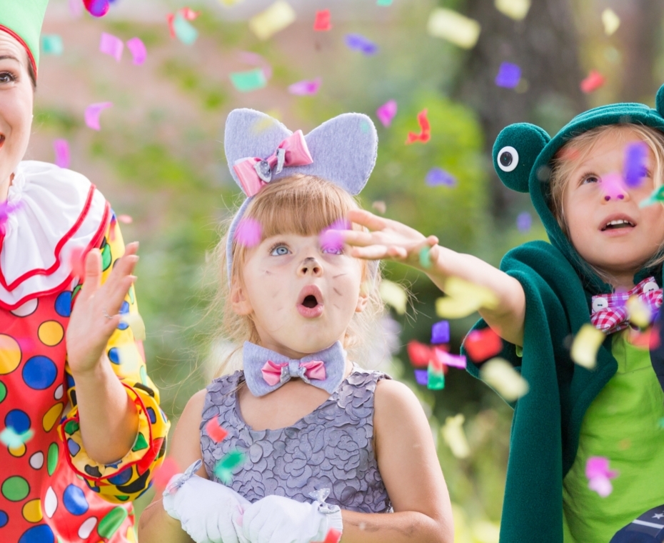 Grupa dzieci uczestniczących w zabawie prowadzonej przez animatora