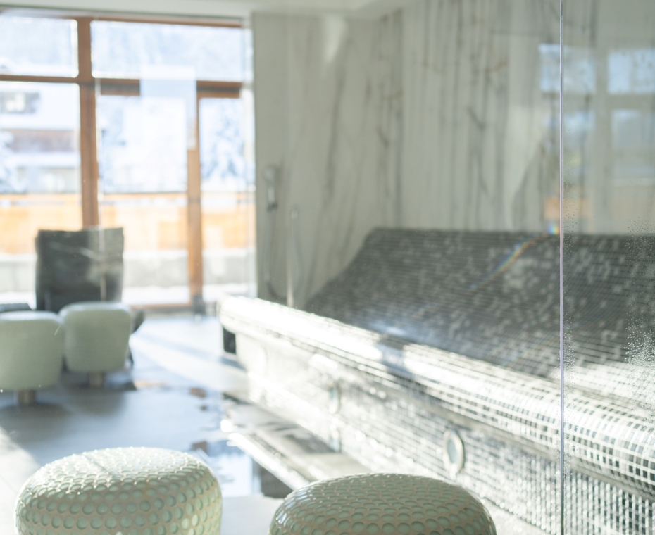 Elegancka sala w strefie wellness z przeszklonymi ścianami i dekoracyjną mozaiką