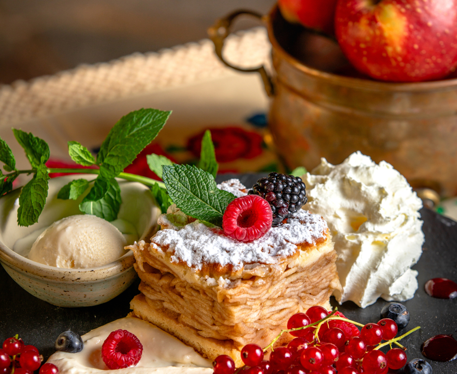 Domáce pečivo podávané s čerstvým ovocím v reštaurácii