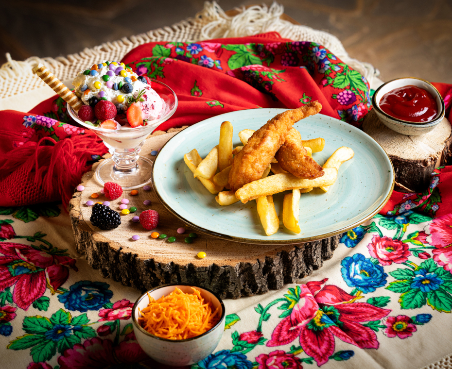 Zdravé jedlo pre deti a dezert podávaný v reštaurácii