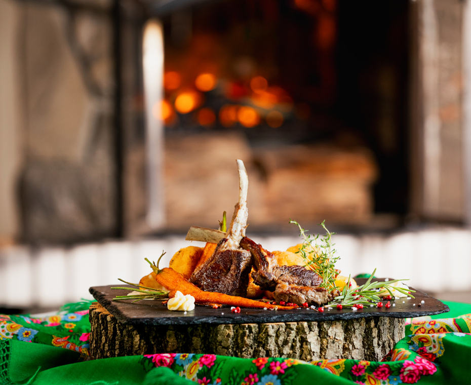 Elegantne hlavné jedlo v modernom prevedení podávané v reštaurácii