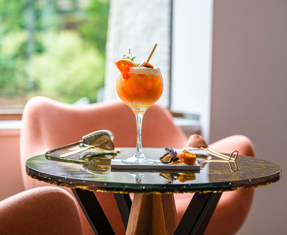 Autorski drink serwowany w hotelowym lobby, prezentowany dla gości