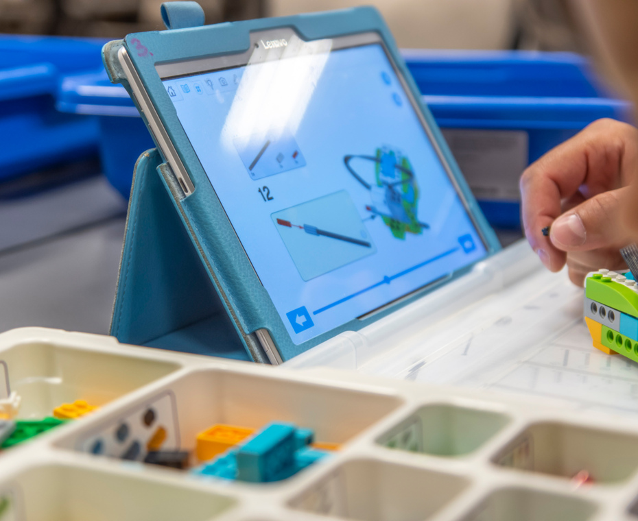 Sala zabaw z interaktywnym tabletem w Nosalowym Dworze w Zakopanem – nauka i zabawa w jednym