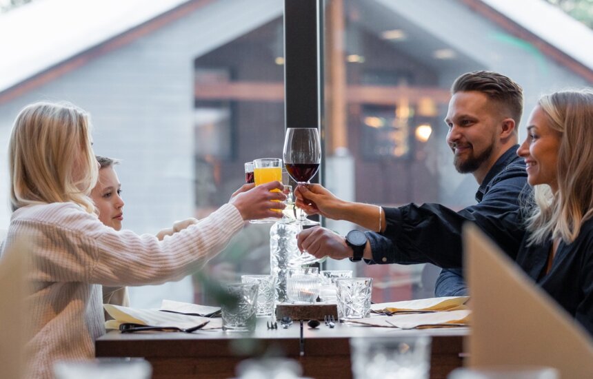 Perhe nauttimassa maukkaasta aamiaisesta Nova Skyland -ravintolassa.