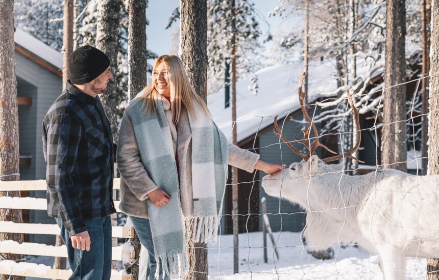 Pariskunta vierailemassa Nova Skyland Hotellissa