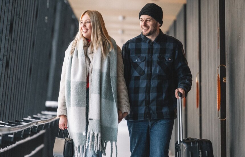 Pariskunta vierailemassa Nova Skyland Hotellissa