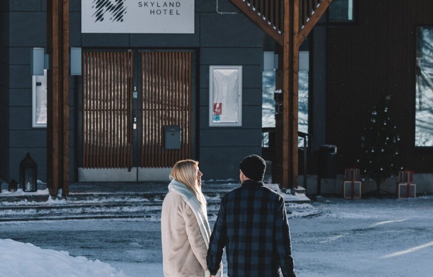 Pariskunta vierailemassa Nova Skyland Hotellissa