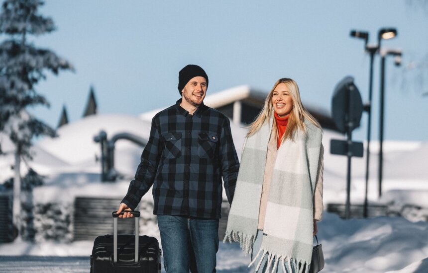 Pariskunta vierailemassa Nova Skyland Hotellissa