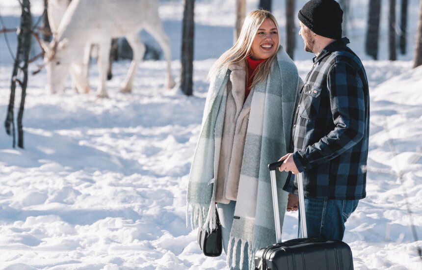 Pariskunta vierailemassa Nova Skyland Hotellissa