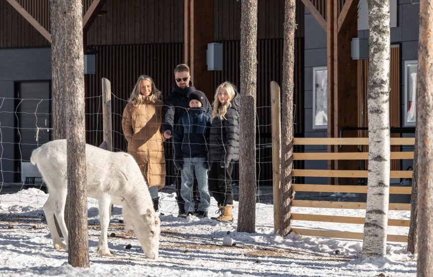 Perhe Nova Skyland Hotellin pihassa