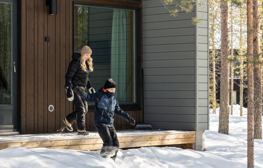 Lapset Nova Skyland Hotellin pihalla