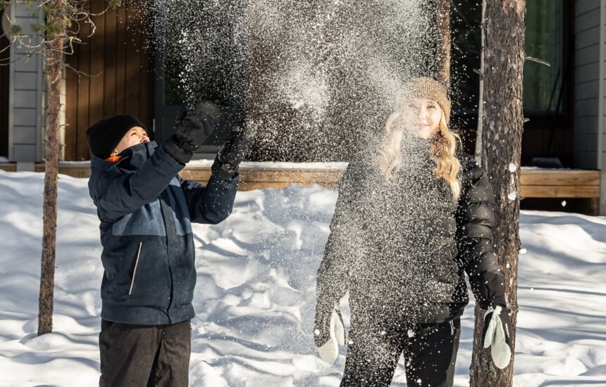 Lapset leikkimässä lumella Nova Skyland Hotellin pihalla