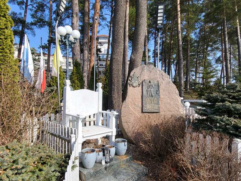 Krzesło Papieskie, pomnik i tablica upamiętniająca wizytę Jana Pawła II