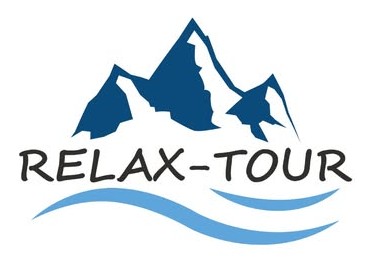 Logo RELAX-TOUR, stylizowane niebieskie góry nad trzema falami, czarny pochylony napis w centrum.