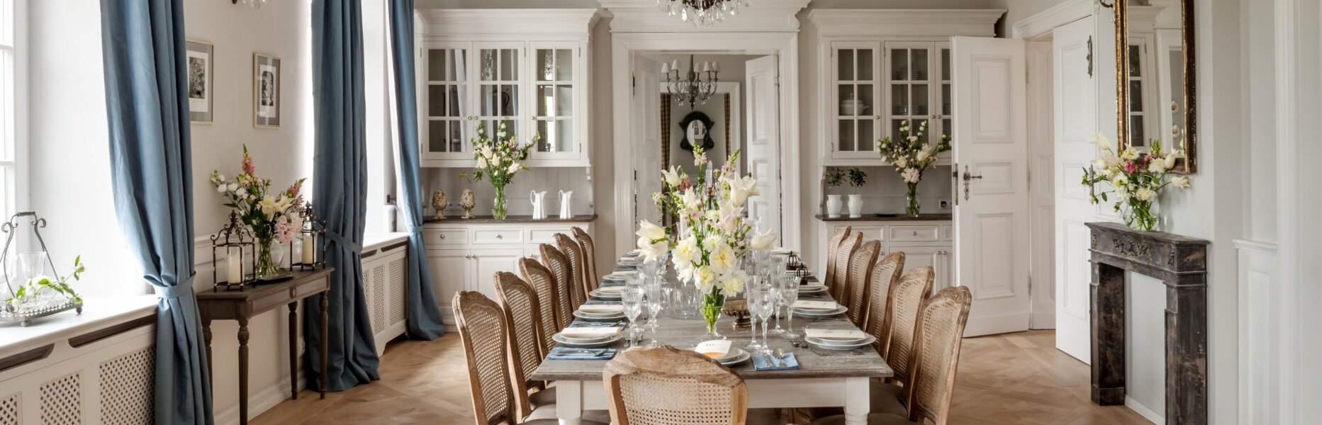 Restauracja w Pałacu Kamieniec. Sala na przyjęcia rodzinne. Wesele w Pałacu. Białe kredensy