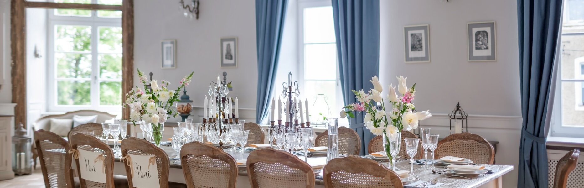 Sala w Pałacu na przyjęcia rodzinne. Udekorowany stół . Piękne kwiaty