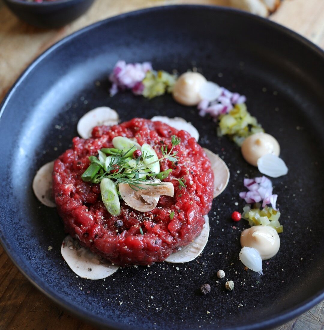 Wyśmienity tatar wołowy w restauracji Pałac Kamieniec