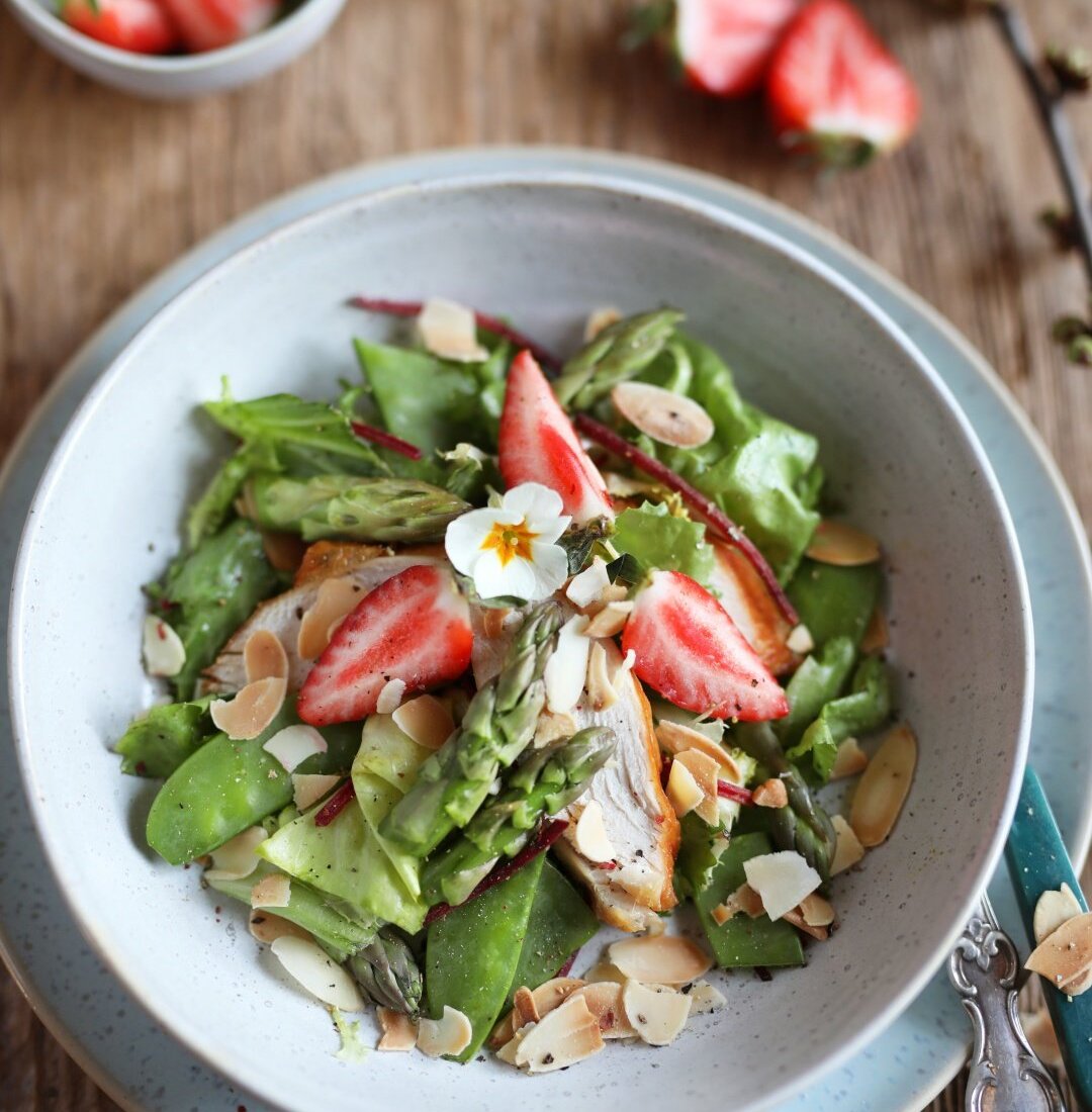 Wiosenna sałatka z truskawkami w restauracji Pałac Kamieniec