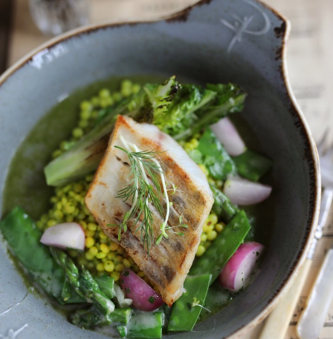 Sandacz z kaszą kus kus. Wyśmienite dania w restauracji Pałac Kamieniec w Kotlinie Kłodzkiej