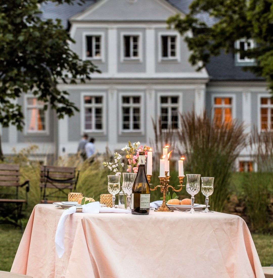 Romantyczna kolacja w ogrodzie w Pałacu Kamieniec. Romantyczne chwile w hotelu Pałac Kamieniec
