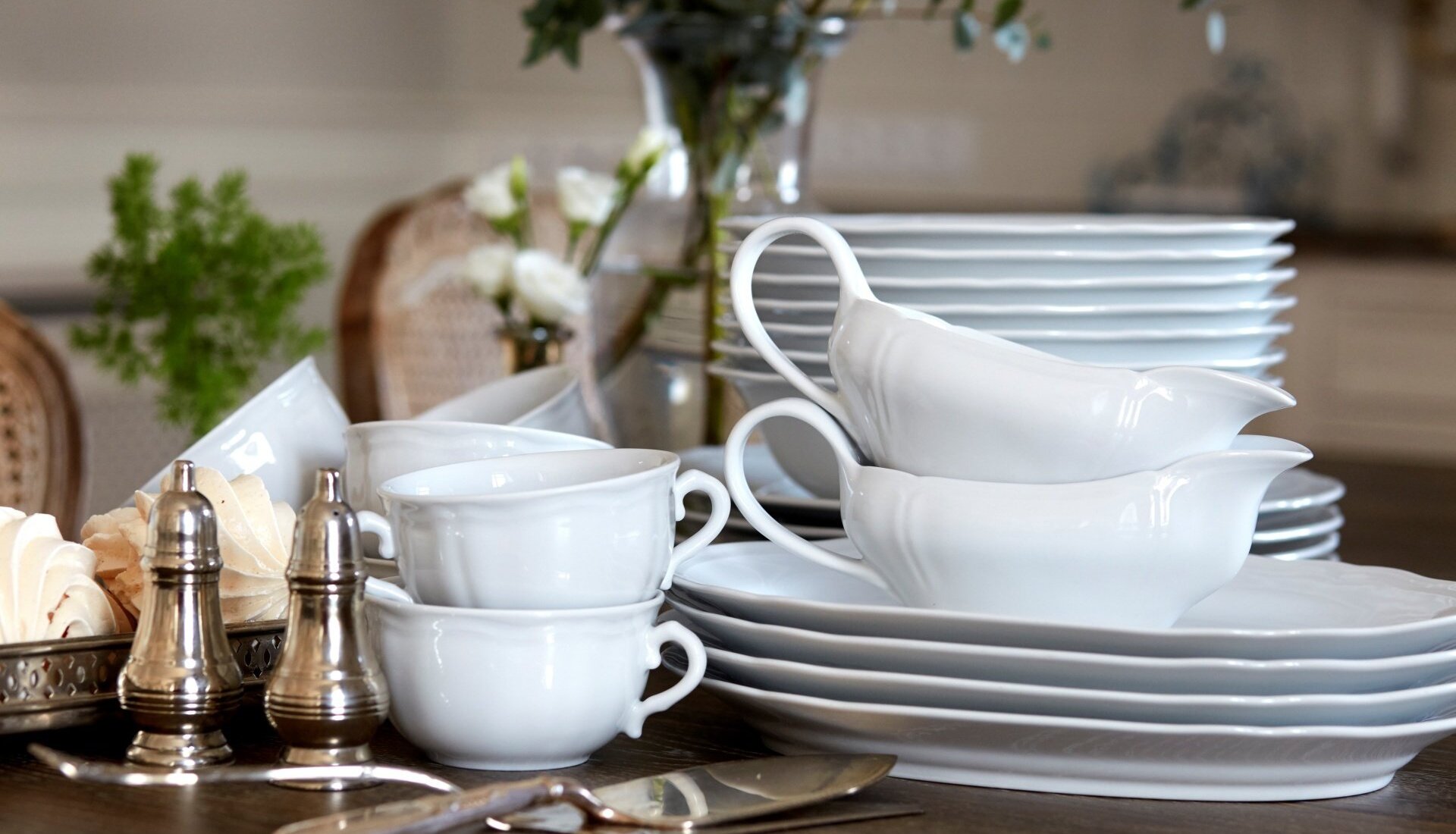 Biała polska porcelana "Karolina" w Pałacu Kamieniec