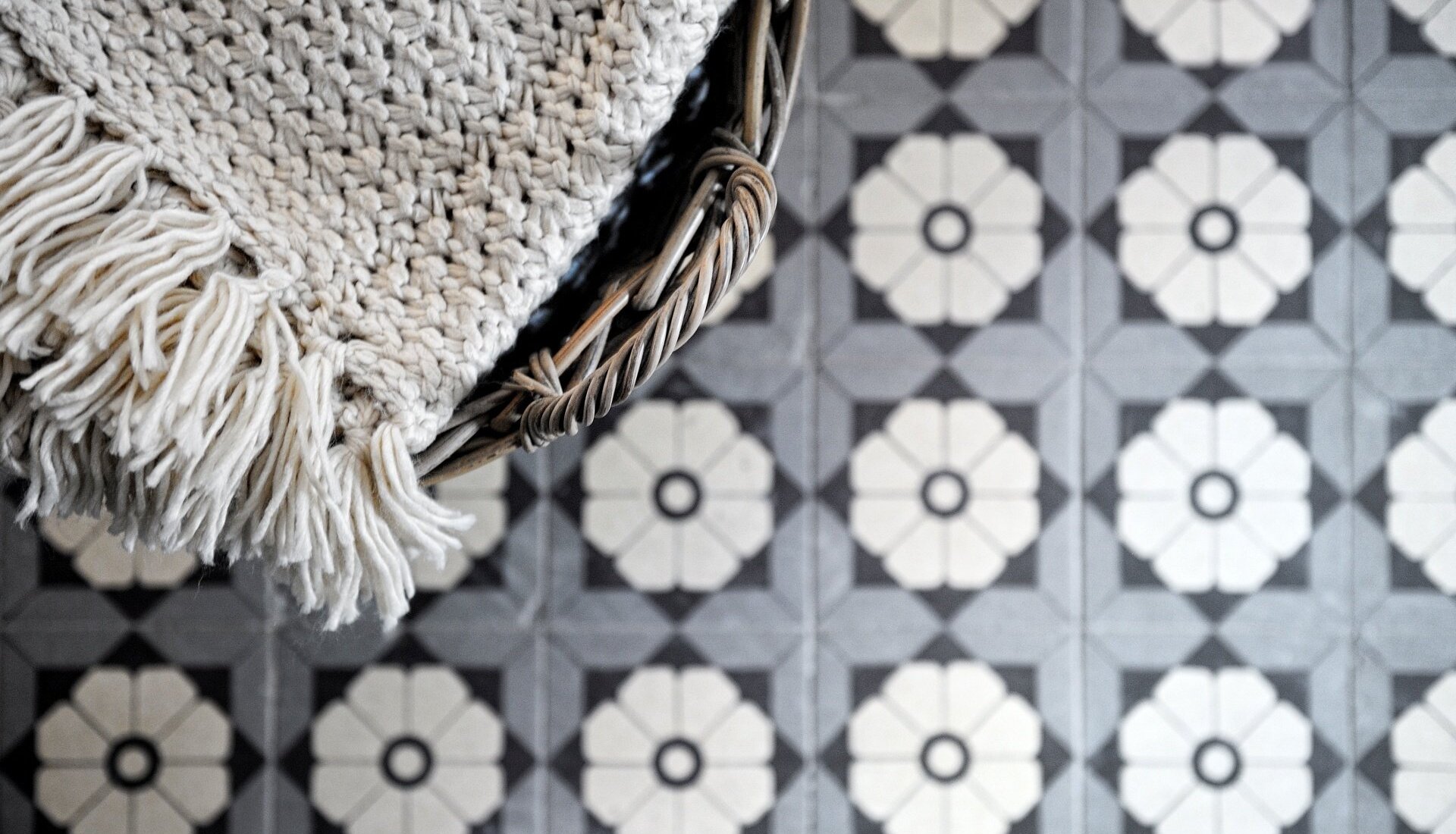 Zabytkowa podłoga w Pałacu Kamieniec . Płytki ceramiczne Villeroy&Boch.