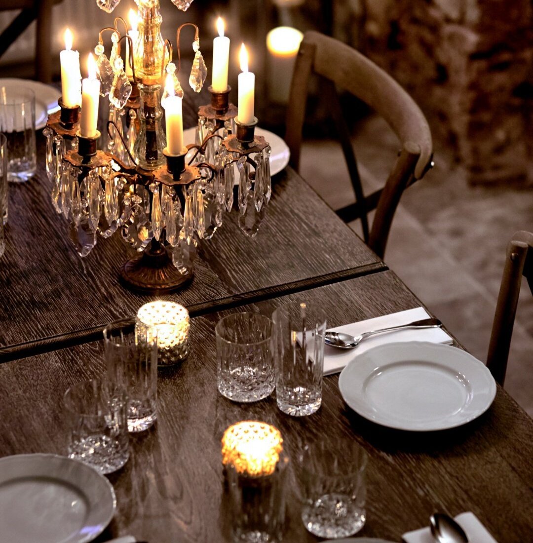 Dekoracja stołu. Kryształowe kandelabry. Stolik w Restauracji Pałac Kamieniec. Świeczki