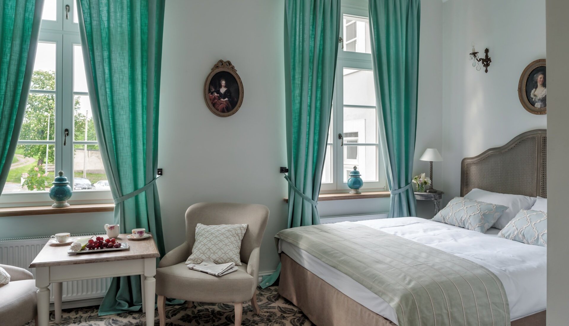 Pokój standard w Pałacu Kamieniec. Wygodne łózko. Ładny wido. Hotel w Pałacu blisko Polanicy