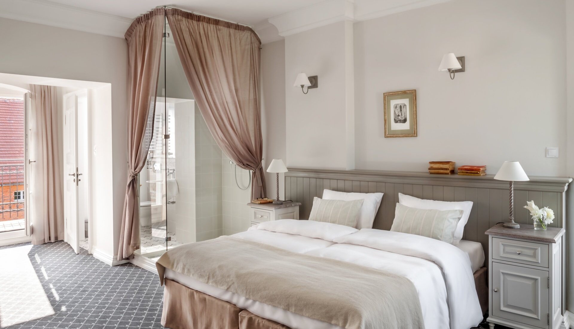 Romantyczny pokój z balkonem w Pałacu Kamieniec. Przeszklony prysznic w pokoju.