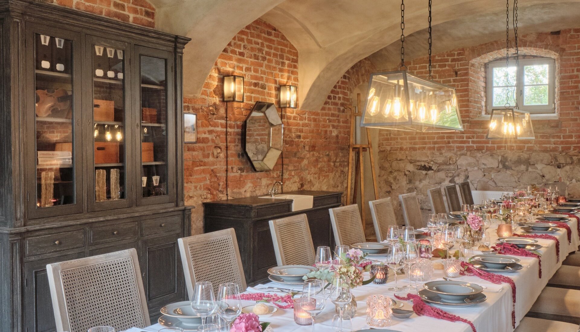 Uroczystość rodzinna w Pałacu Kamieniec. Stół rodzinny. Piękne dekoracje. Wesele obok Polanicy