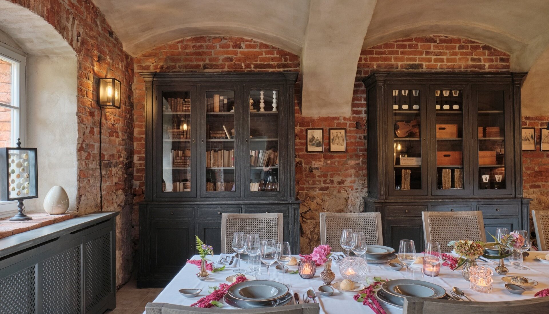 Uroczystość rodzinna w Pałacu Kamieniec. Stół rodzinny. Piękne dekoracje. Czarne kredensy