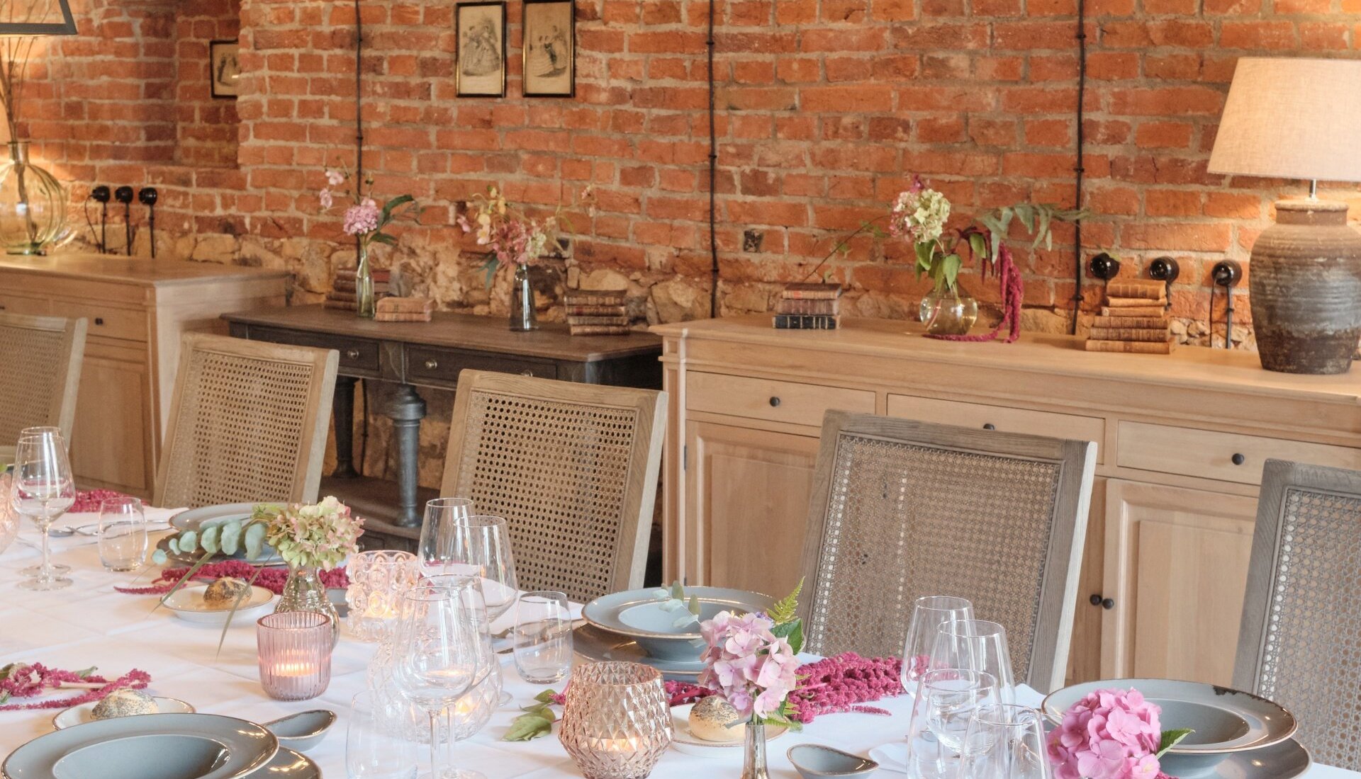 Pięknie udekorowany stół w Restauracji Pałac Kamieniec. Przyjęcia rodzinne w Pałacu Kamieniec