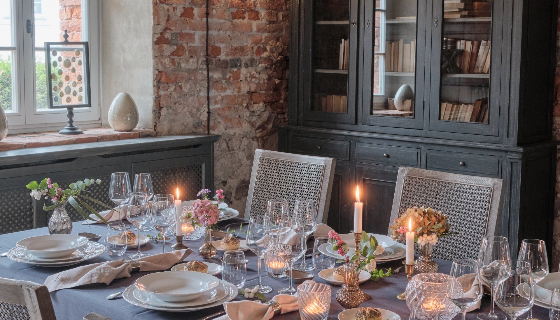 Sala ceglana w Folwarku na przyjęcia okolicznościowe - Pałac Kamieniec. Czarne kredensy.