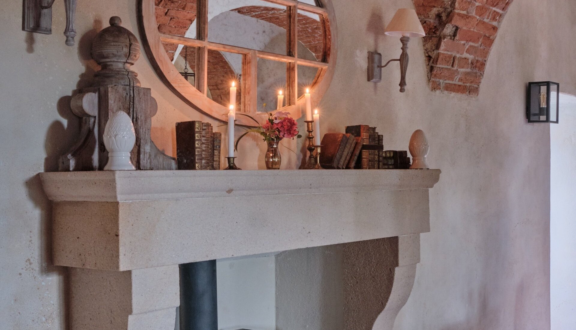 Wnętrza restauracji Pałac Kamieniec koło Polanicy. Stylowe wnętrze. Kominek