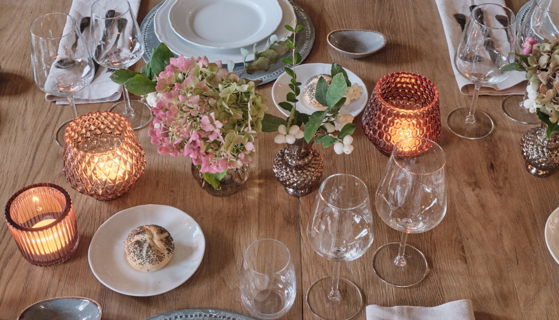 Udekorowany stół na przyjęcia rodzinne . Eleganckie dekoracje. Świeczki