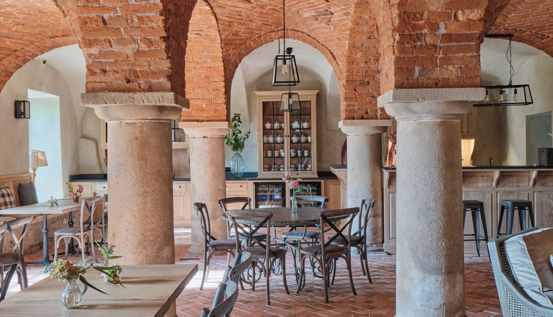 Restauracja w Pałacu Kamieniec. Cegła we wnętrzach. Zabytkowe kolumny. Ceglane łuki.