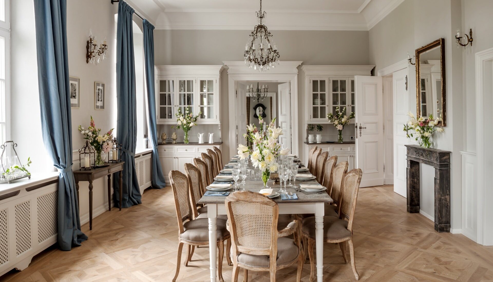 Restauracja w Pałacu Kamieniec. Sala na przyjęcia rodzinne. Wesele w Pałacu. Białe kredensy