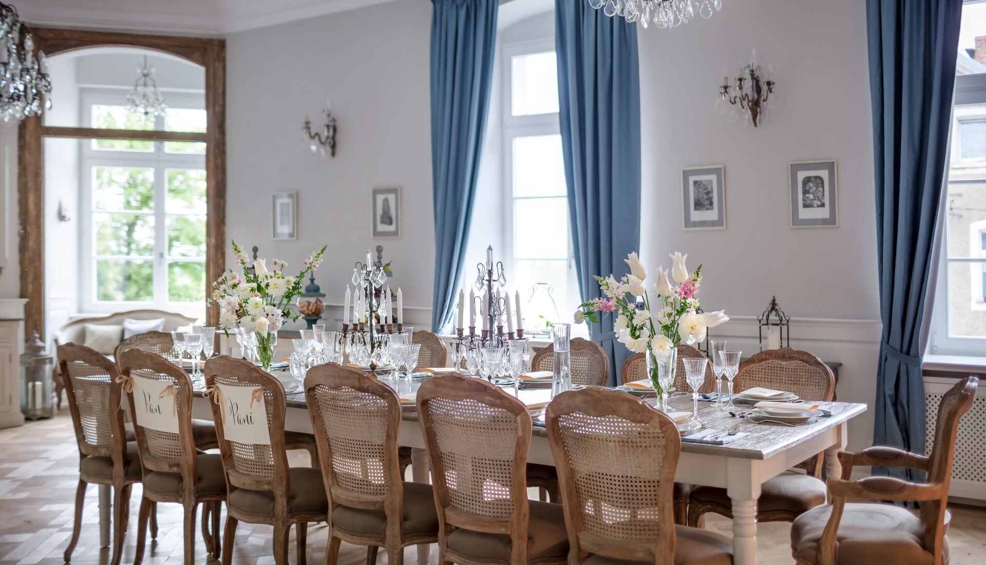 Sala w Pałacu na przyjęcia rodzinne. Udekorowany stół . Piękne kwiaty