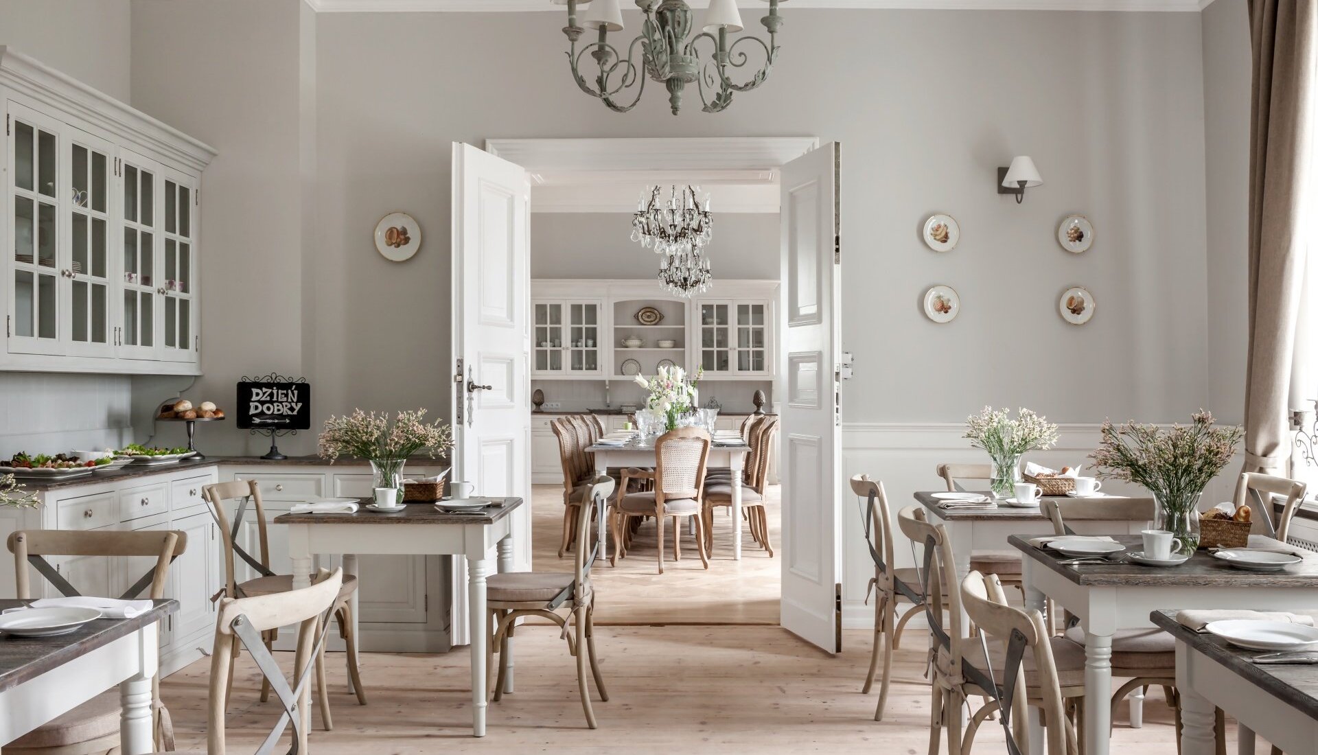Jadalnia w Pałacu Kamieniec. Drewniana podłoga. Piękne drewniane drzwi. Stylowe wnętrza w Pałacu