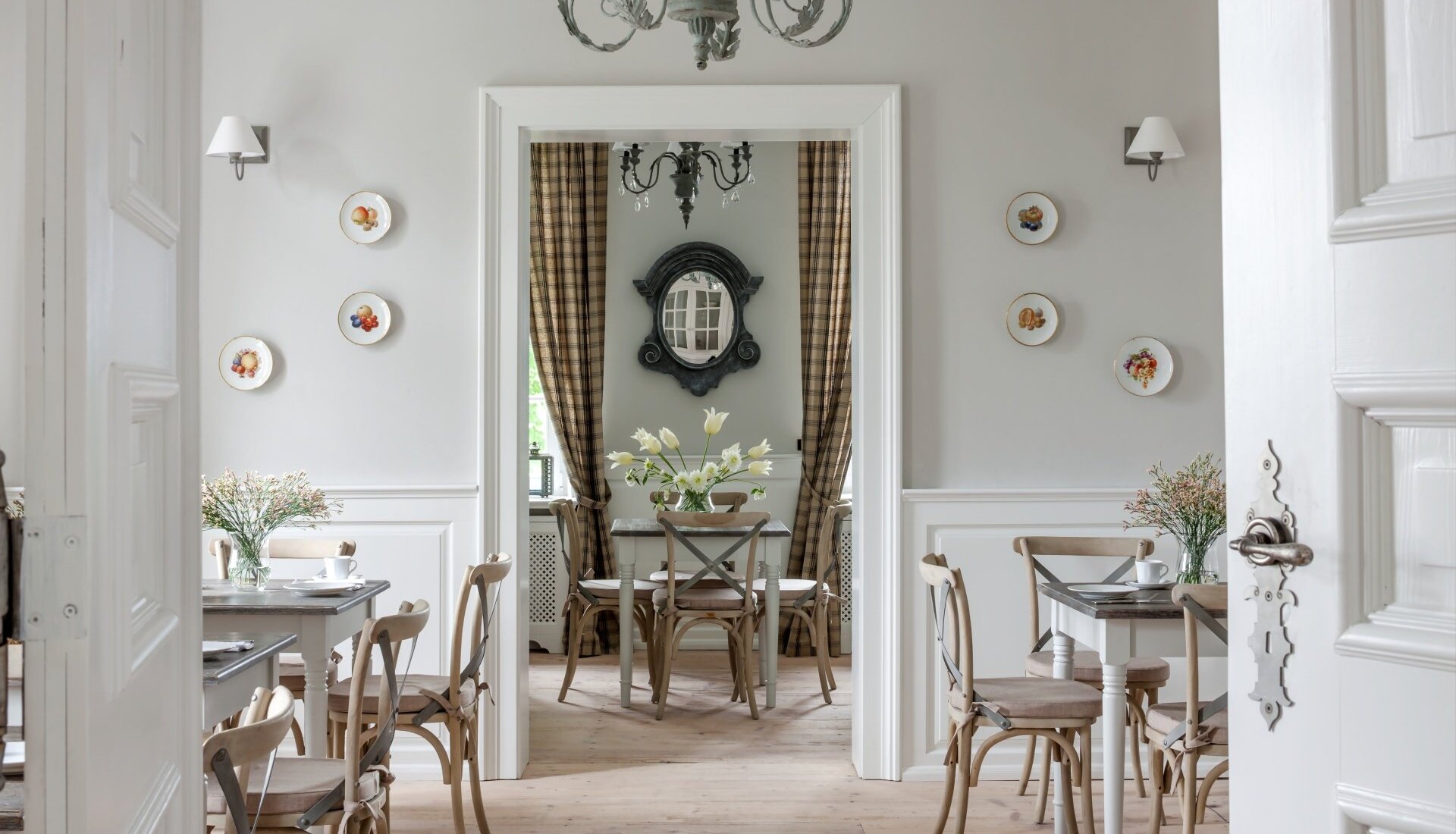 Jadalnia w Pałacu Kamieniec. Drewniana podłoga. Eleganckie wnętrza hotelu Pałac Kamieniec