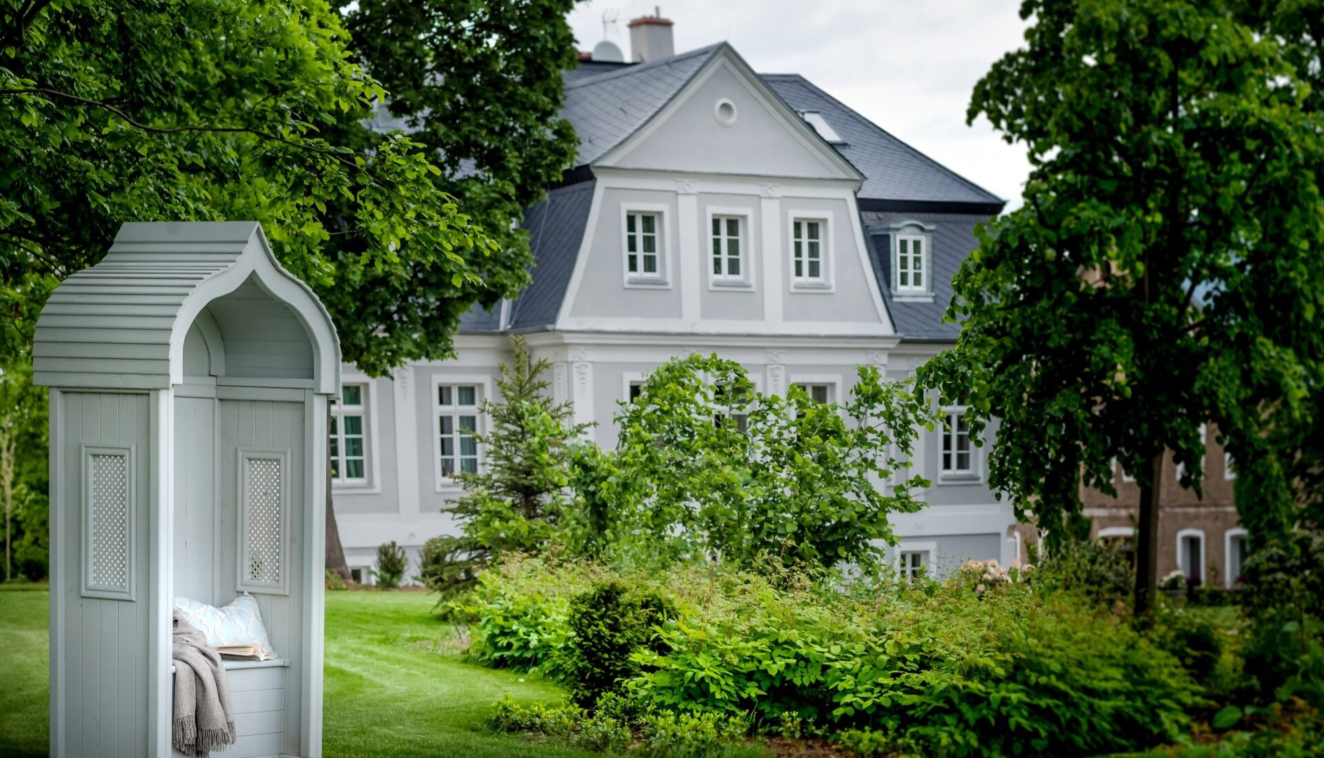 Historyczny ogród w Pałacu Kamieniec. Piękny krajobraz Kotliny Kłodzkiej. Pałac Kamieniec