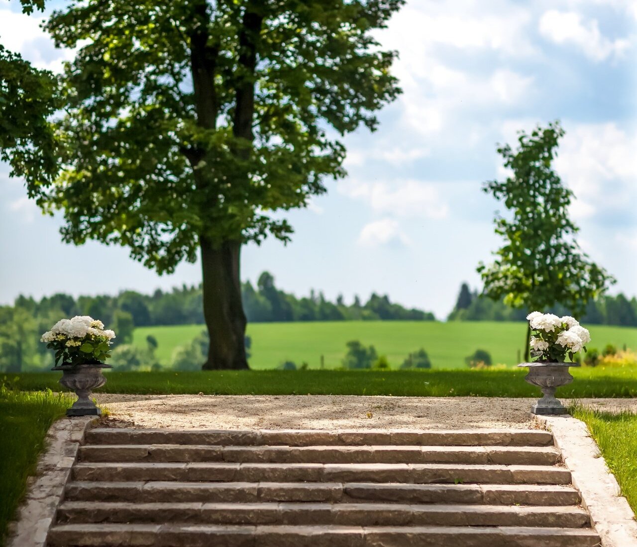 Historyczny ogród w Pałacu Kamieniec. Piękny krajobraz Kotliny Kłodzkiej