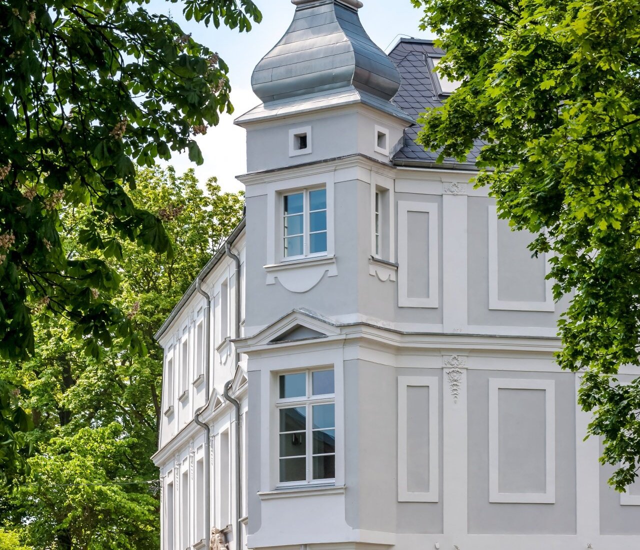 Wieżyczka w Pałacu Kamieniec. Historyczny obiekt zabytkowy. Hotel w Pałacu