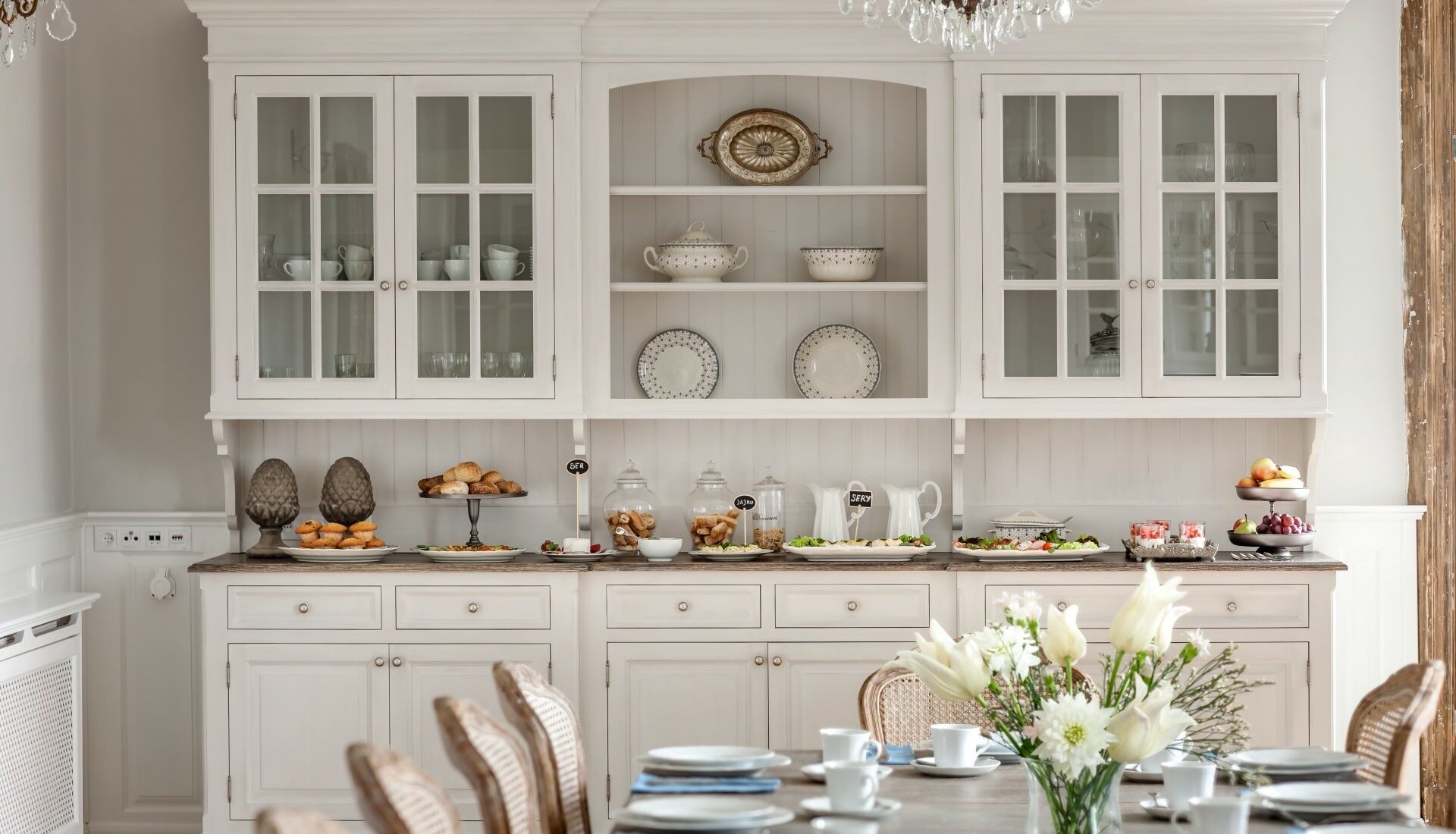 Jadalnia w Pałacu Kamieniec. Pyszne śniadania w butikowej rezydencji koło Polanicy. Świeże kwiaty