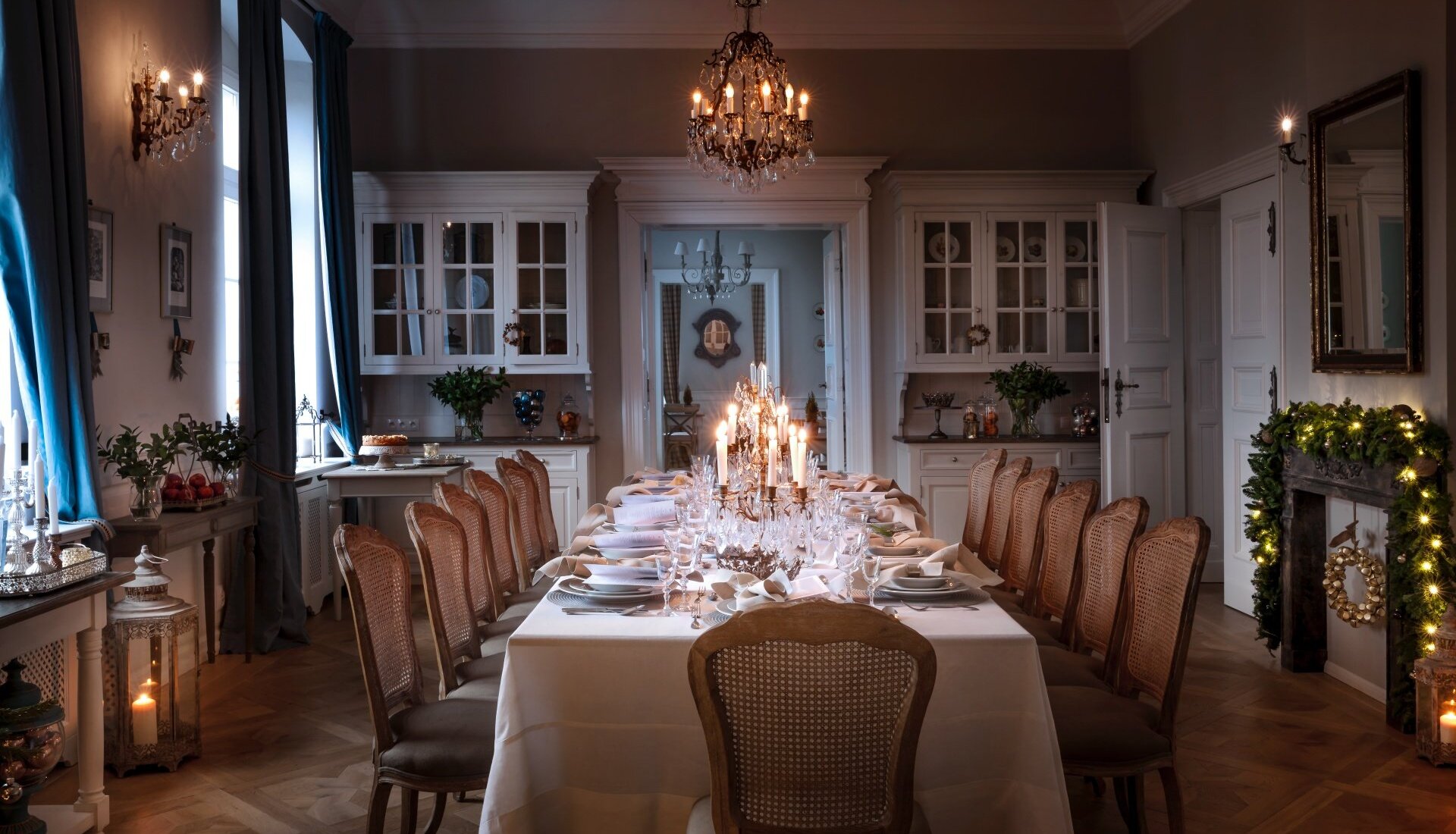 Sala kredensowa w Pałacu Kamieniec. Romantyczny nastrój. Wyjątkowa rezydencja w Kotlinie Kłodzkiej