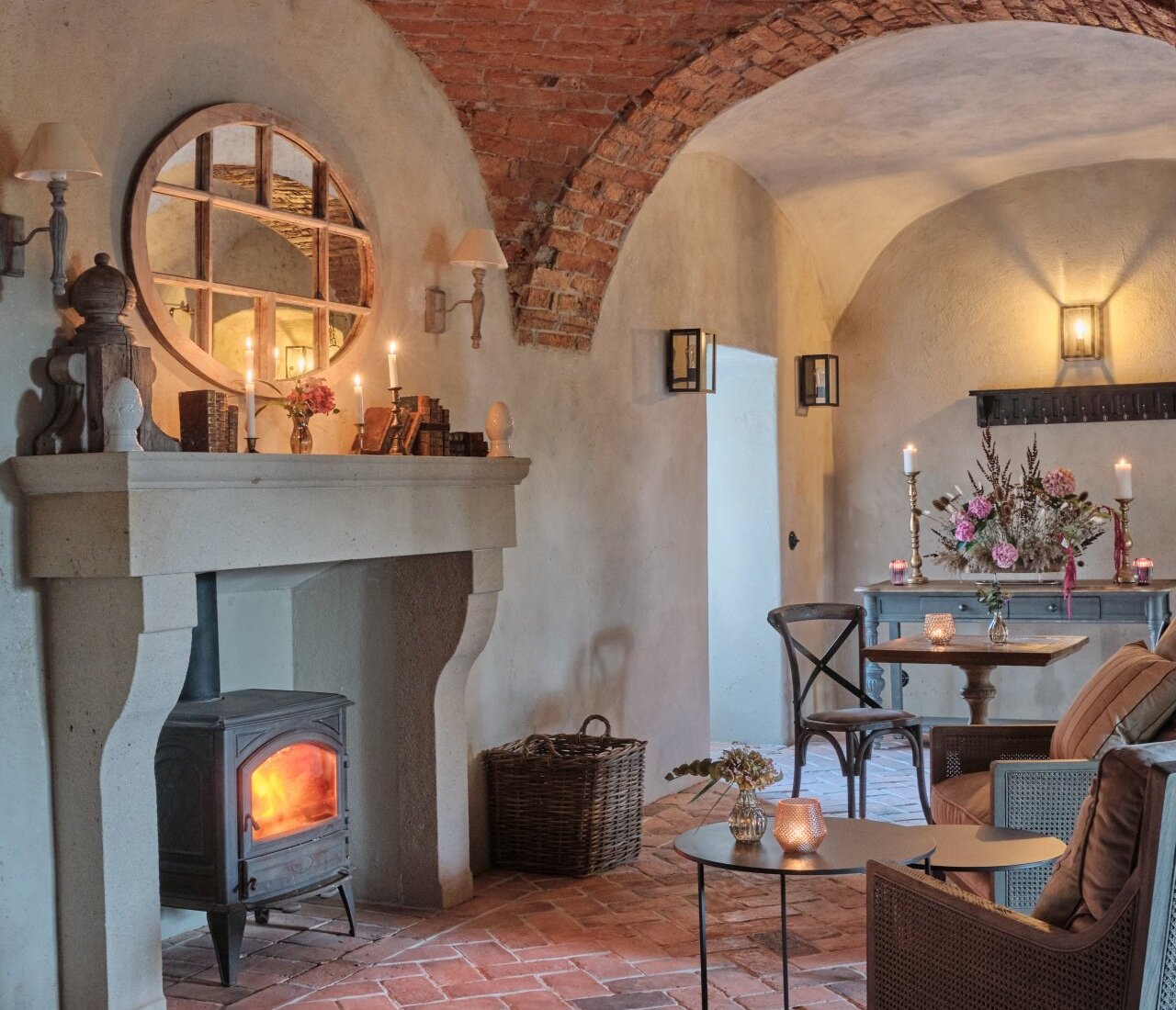 Restauracja Pałac Kamieniec w Kotlinie Kłodzkiej. Ceglane sufity. Ceglana podłoga. Kominek