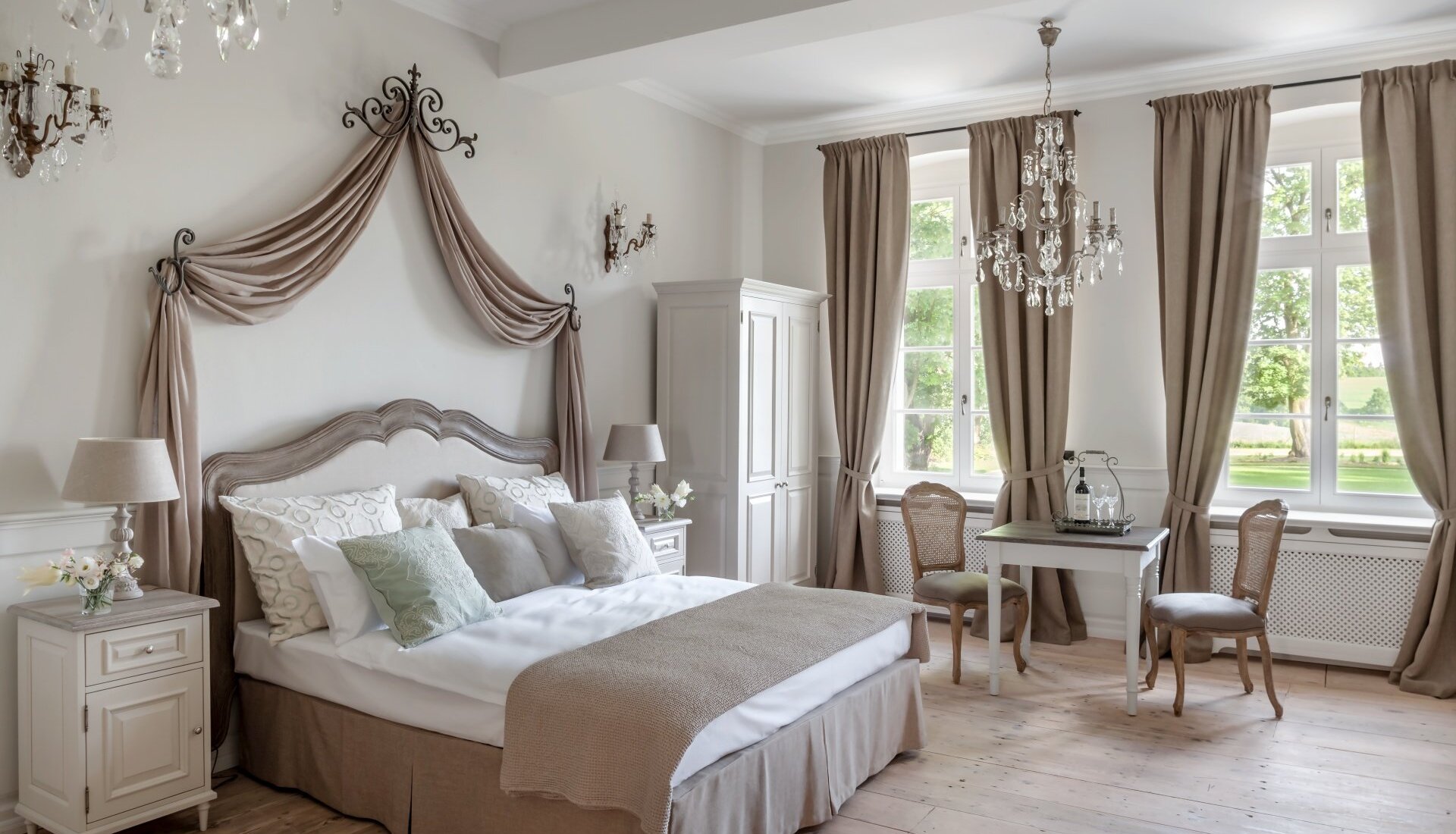 Romantyczny Apartament w Pałacu Kamieniec z pięknym widokiem. Łóżko z baldachimem. Drewniana podłoga