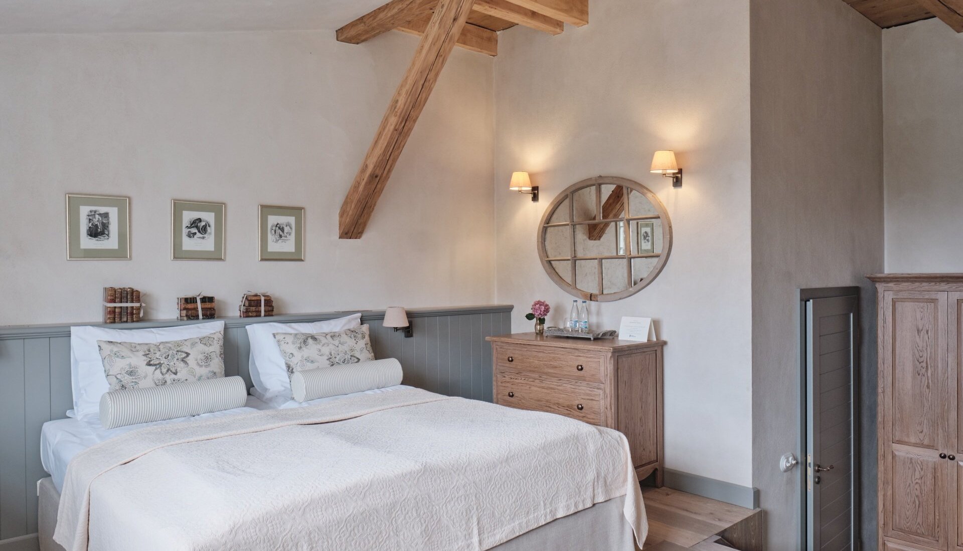 Pokój standard w Folwarku. Wygodne duże łózko. Ładna aranżacja wnętrza. Pokój w Pałacu Kamieniec