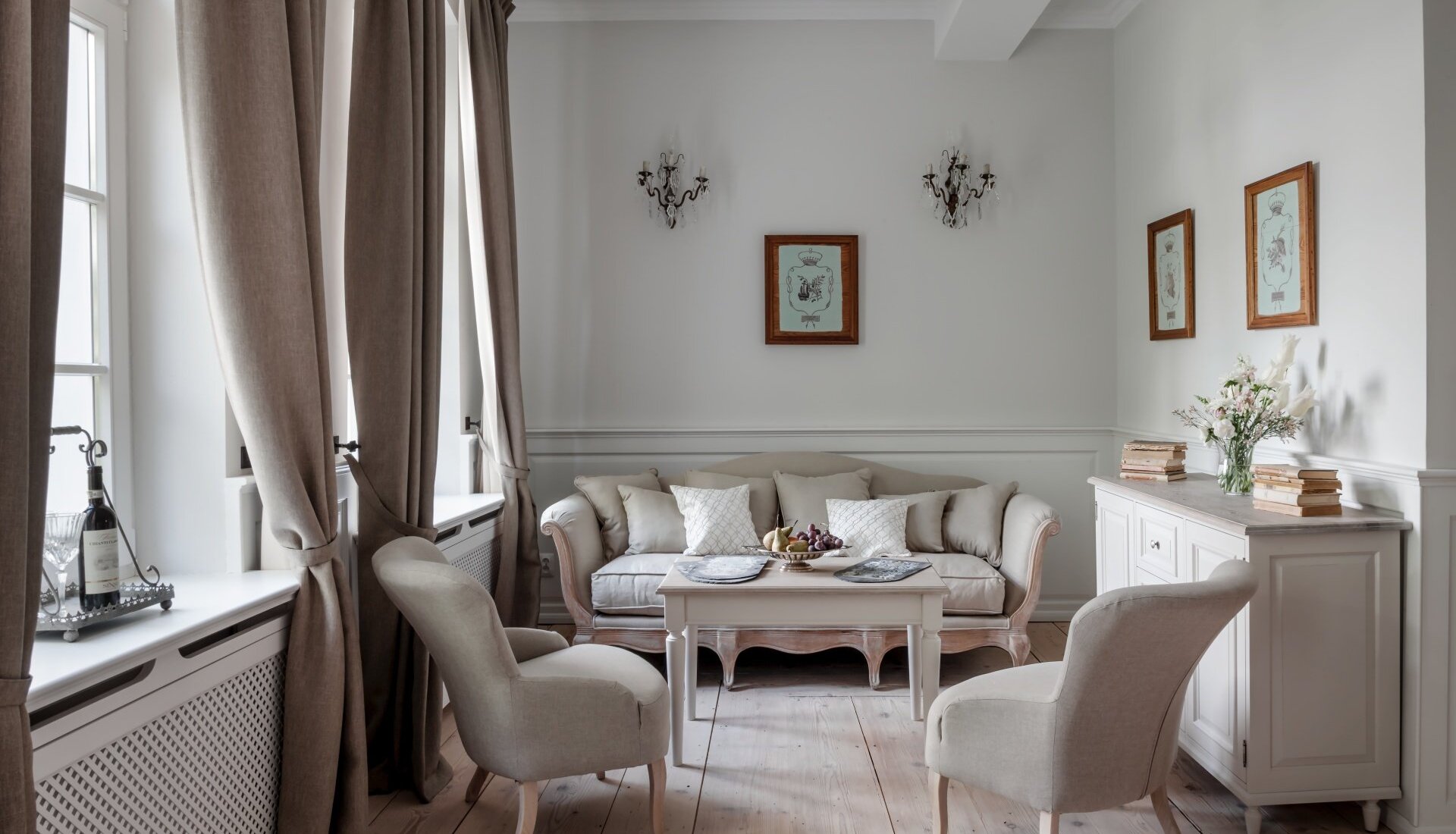 Kącik wypoczynkowy w Apartamencie z widokiem na ogród w Pałacu Kamieniec. Hotel obok Polanicy