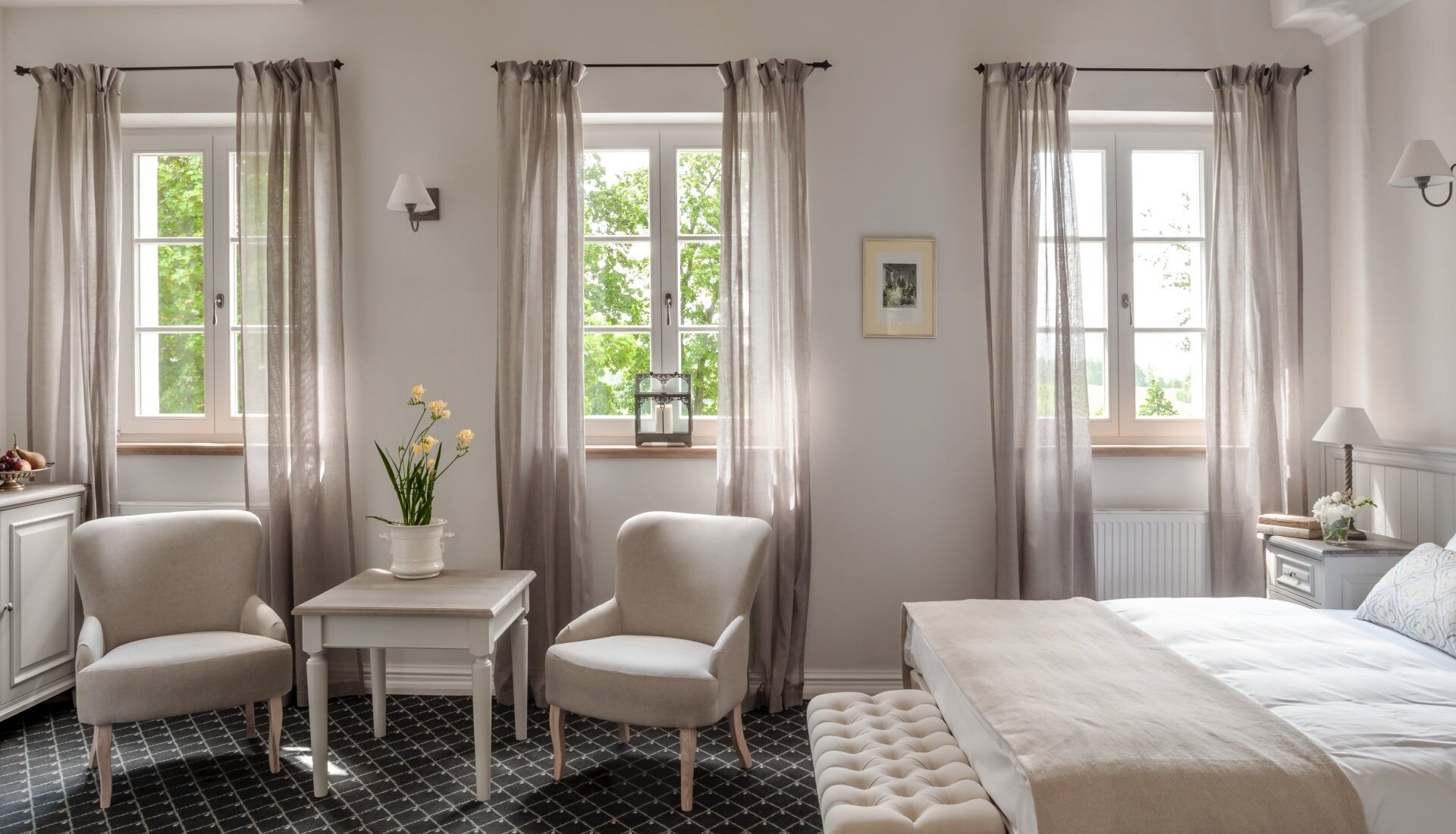 Pokój deluxe w Pałacu Kamieniec. Pokój 3 osobowy. Piękny widok na ogród. Komfortowy wypoczynek